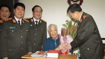 Lãnh đạo Bộ Công an thăm, chúc thọ nguyên Tổng Bí thư Đỗ Mười