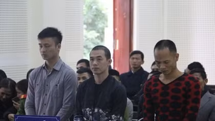 Nhóm côn đồ đổ thuốc chuột, ném chất bẩn vào nhà nạn nhân để đòi nợ