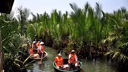 Du khách phải mua vé khi tham quan khu di tích “rừng dừa Bảy Mẫu”