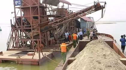 Bắt 2 đối tượng khai thác cát trái phép trên sông Đáy