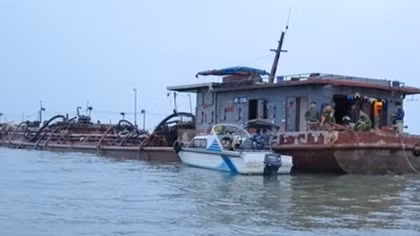 Bắt giữ một loạt tàu khai thác cát trái phép tại khu vực cửa sông Văn Úc