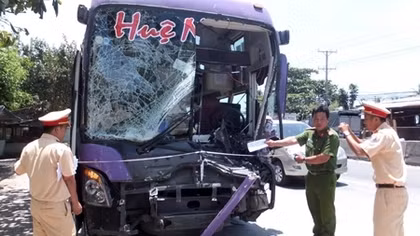Tông xe liên hoàn trên quốc lộ 1A, 1 tài xế gãy chân