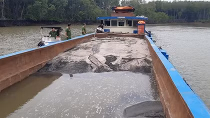 Dùng sà lan cỡ lớn hút cát trái phép trên sông Đồng Nai