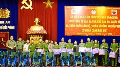 Công an Hải Phòng tặng quà CBCS và thân nhân có hoàn cảnh khó khăn