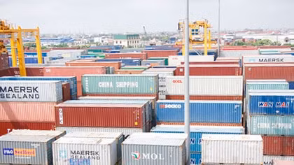 Loay hoay trước tình trạng container tồn đọng