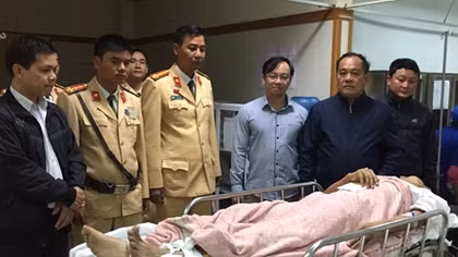 Thăm hỏi động viên Đại úy CSGT bị thương khi làm nhiệm vụ