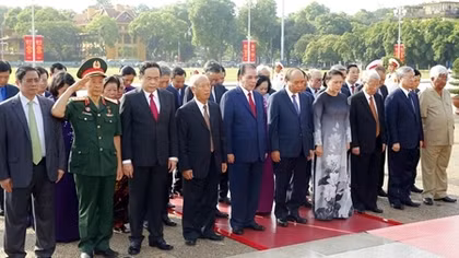 Lãnh đạo Đảng, Nhà nước và Bộ Công an vào Lăng viếng Chủ tịch Hồ Chí Minh