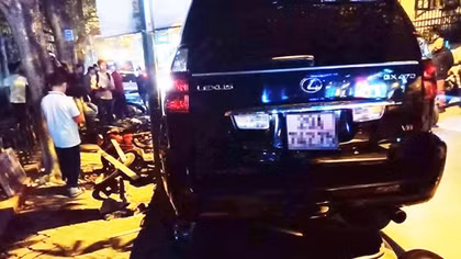 Lexus đâm liên hoàn, nhiều người bị thương