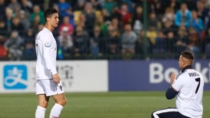Fan cuồng quỳ trước Ronaldo sau 4 bàn sút tung lưới Lithuania