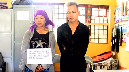 Hai mẹ con vận chuyển 4 bánh heroin