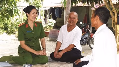 Những Nữ Cảnh sát tình nguyện về xã