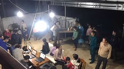 Đội mưa, vượt sông làm CCCD cho dân