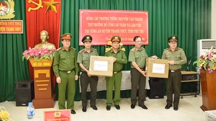 Thứ trưởng Nguyễn Văn Thành kiểm tra công tác và trồng cây tại huyện Thanh Thủy