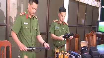 Bắt một vụ vận chuyển số lượng lớn đao kiếm, súng bắn điện