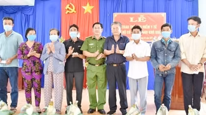 Tặng thẻ bảo hiểm y tế cho người dân có hoàn cảnh khó khăn