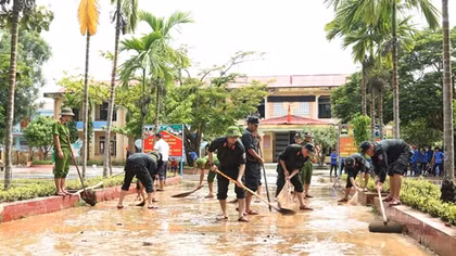 Công an tỉnh Quảng Bình giúp các trường học khắc phục hậu quả lũ lụt 