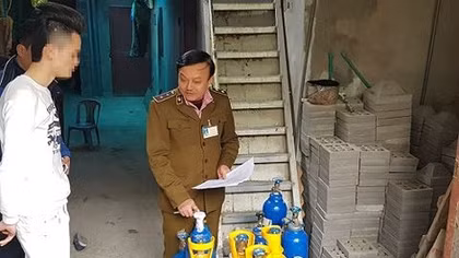 Thu giữ gần 100 bình chứa khí bóng cười