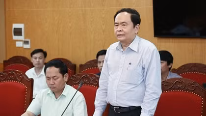 Ngăn chặn, đẩy lùi những biểu hiện “tự diễn biến”, “ tự chuyển hóa” trong cán bộ, đảng viên