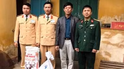 Gặp CSGT bỏ thuốc nổ, kíp nổ thoát thân