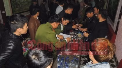 Phá tụ điểm ma túy, phát hiện 4 cô bé tuổi teen