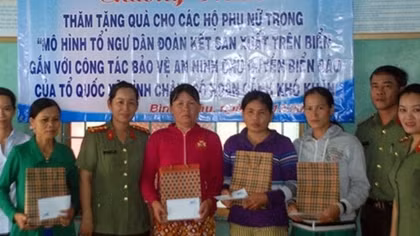 Tặng quà các phụ nữ có chồng tử nạn ở vùng biển Hoàng Sa, Trường Sa