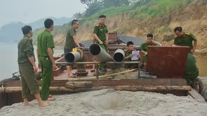 Ngăn chặn tình trạng khai thác cát trái phép trên sông Lô
