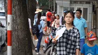 Đi chơi ngày nóng bức, quạt giấy đắt hàng