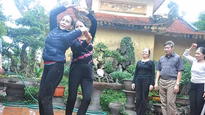 Những vũ công chân đất
