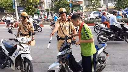 Hà Nội ra quân bảo đảm trật tự ATGT tại khu vực các cổng trường học