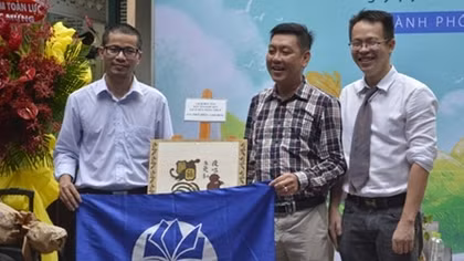 Tự “đày mình”, đưa sách về nông thôn