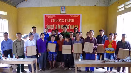 Phòng Cảnh sát PCCC Hà Giang tặng quà vùng khó khăn