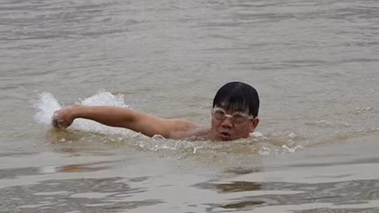 Người Hà Nội bơi sông giữa ngày đông giá