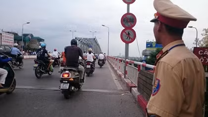 Cảnh sát và người dân kịp cứu cô gái nhảy xuống sông Hồng 