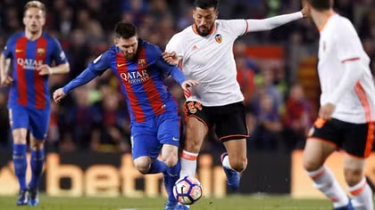 Messi lập cú đúp, Barca thu hẹp khoảng cách với Real