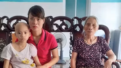 Xót xa cô bé bị cắt chân do mắc bệnh ung thư xương