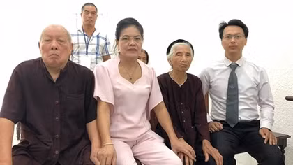 Vợ chồng già 25 lần ra tòa để chứng minh mình... đang sống