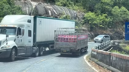 Nhiều phương tiện chọn đường đèo Hải Vân vì lý do phí đường hầm quá cao