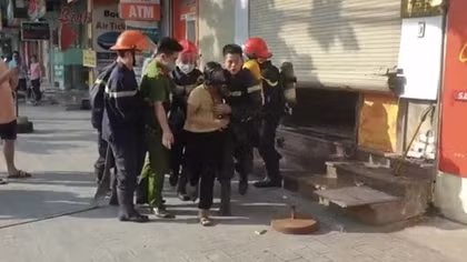 Giải cứu 4 người bị mắc kẹt trong đám cháy
