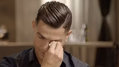 Ronaldo nức nở khi xem hình ảnh của người cha quá cố