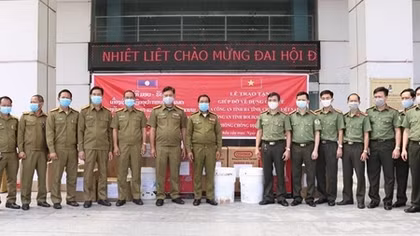 Trao tặng trang thiết bị y tế phòng, chống COVID-19 cho an ninh Lào