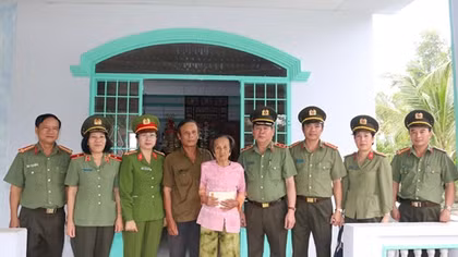 Tổng cục Chính trị CAND dâng hương tại Khu di tích lịch sử an ninh Khu 9