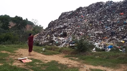 Núi rác khổng lồ "đầu độc" người dân