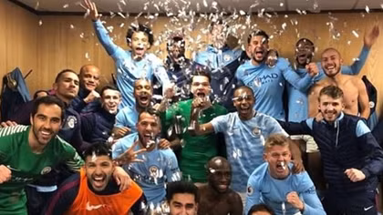 Các cầu thủ ManCity "ăn mừng chiến thắng" ngay trong phòng thay đồ sân Old Trafford