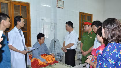 Thăm hỏi quân nhân bị choáng sau 3 ngày đêm bám biển