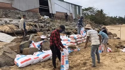 Cần có giải pháp lâu dài giúp người dân tránh nạn sóng biển xâm thực