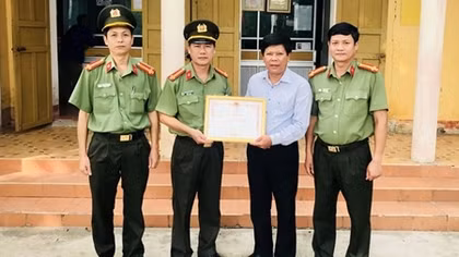 Tặng Bằng khen cho Giám đốc bắt cướp