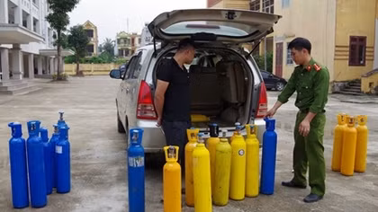 Vận chuyển 29 bình khí bơm bóng cười về bán kiếm lời
