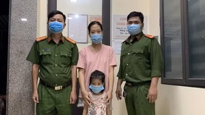 Bé gái đi lạc trong ngày Quốc khánh được Công an phường bàn giao cho gia đình