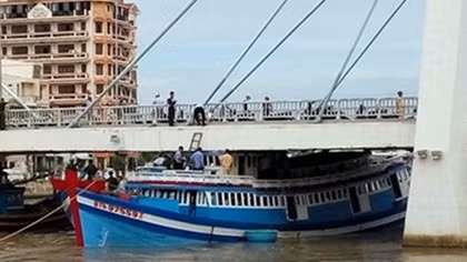 Giải cứu tàu cá mắc kẹt dưới gầm cầu