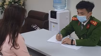 Nữ Giám đốc tặng quà Tết bằng pháo hoa nổ
